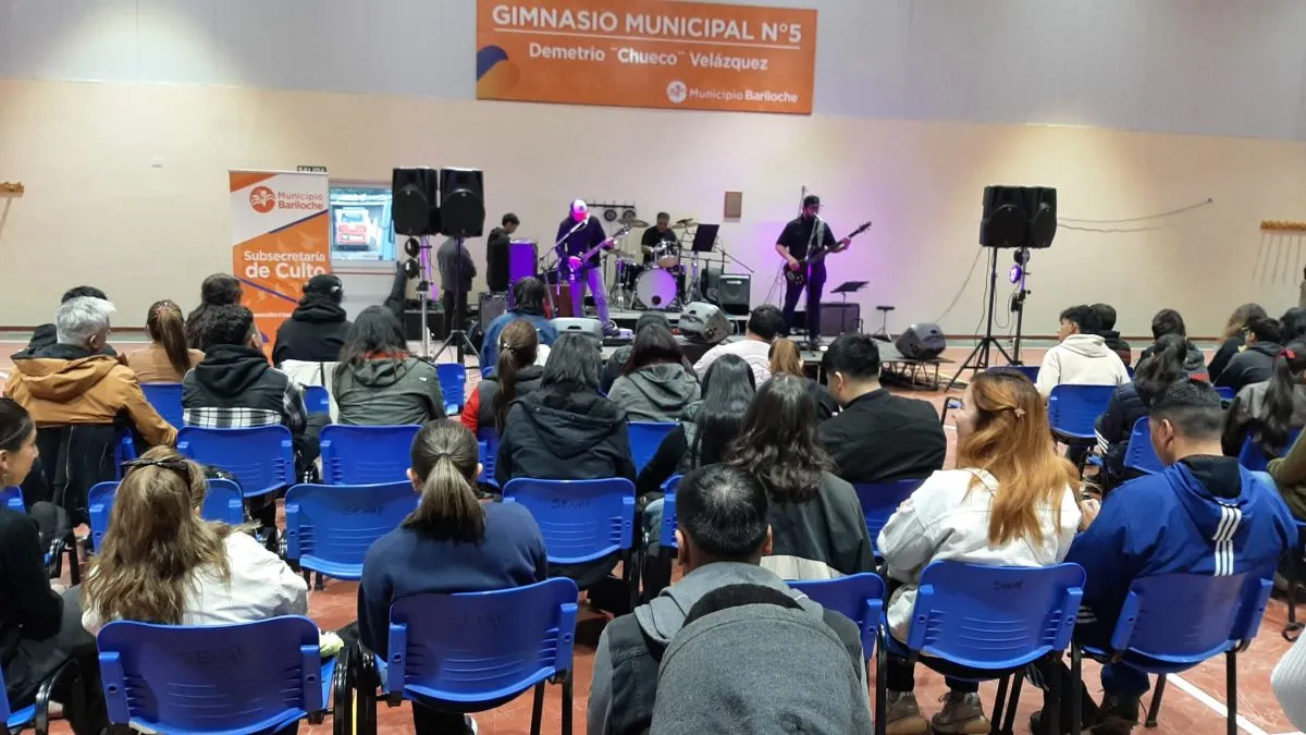 Jornada de música gospel y solidaridad reunió a familias en el Gimnasio Municipal N° 5
