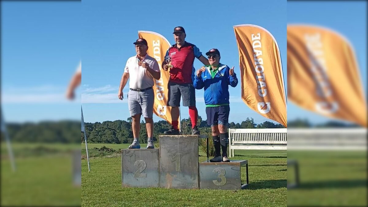 Jugadores de Bariloche entrenan en patios y viajan cada quince días a Chile para competir en footgolf