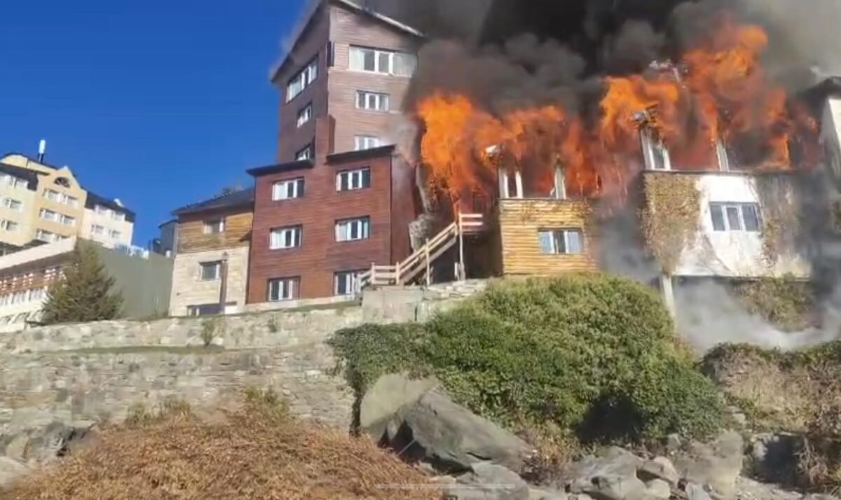 La AEHGB manifestó su solidaridad con el Hotel Huemul tras el incendio en avenida Bustillo
