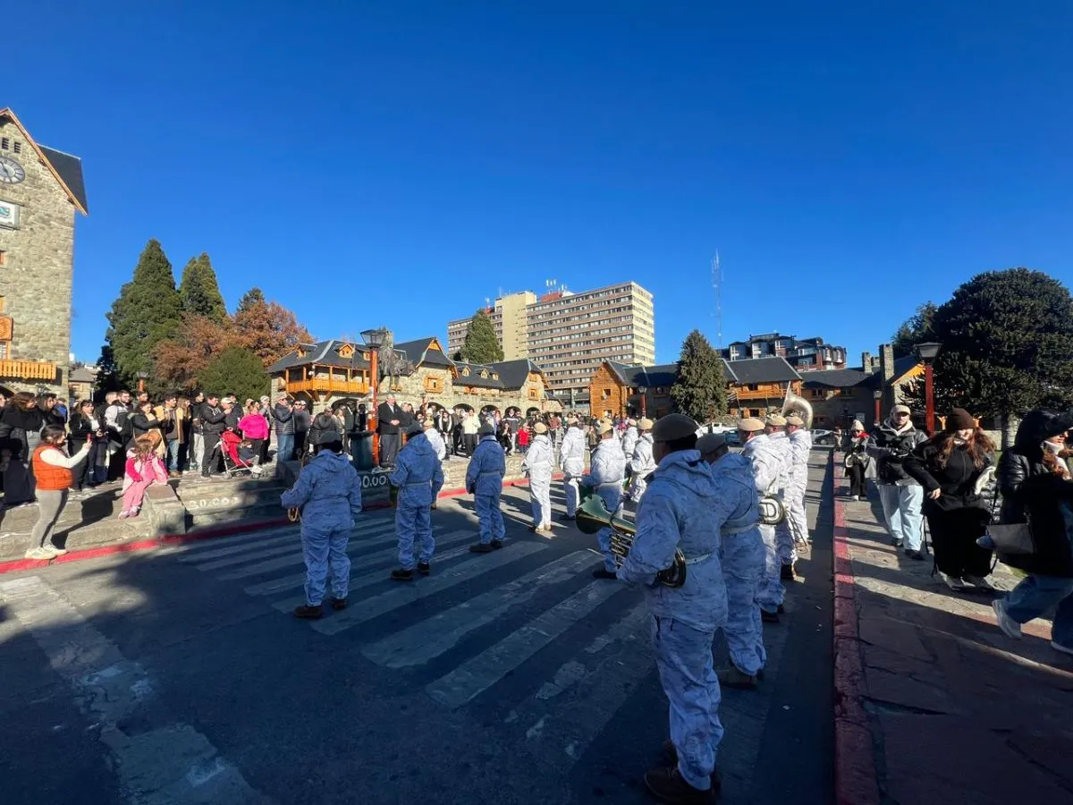La Banda de la Escuela Militar de Montaña se presentó en el Centro Cívico por el Día de la Escarapela