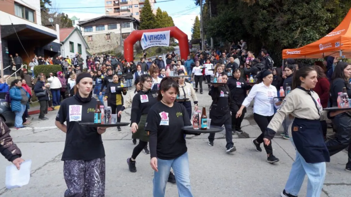 La Carrera de Mozos volvió a copar las calles de Bariloche en la Fiesta Nacional de la Nieve