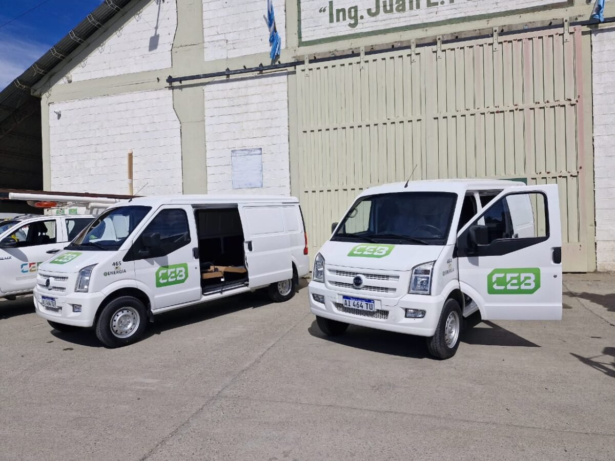 La CEB incorporó sus primeros vehículos eléctricos para renovar la flota institucional