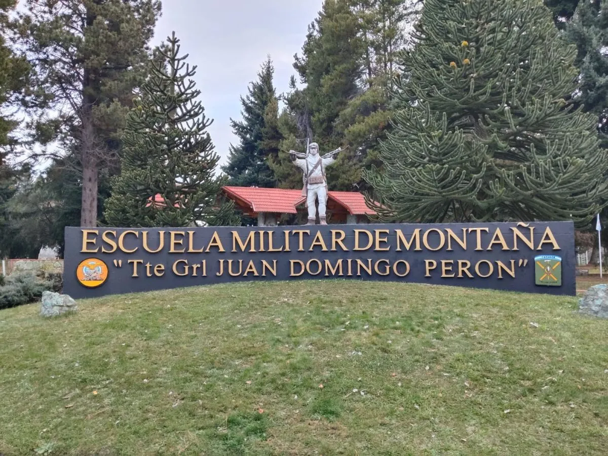 La Escuela Militar de Montaña aclaró que mantiene el nombre de Perón y explicó las obras en el ingreso