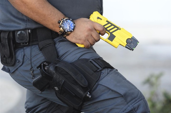 La Legislatura de Río Negro aprobó el uso de pistolas Taser y armas no letales para la Policía