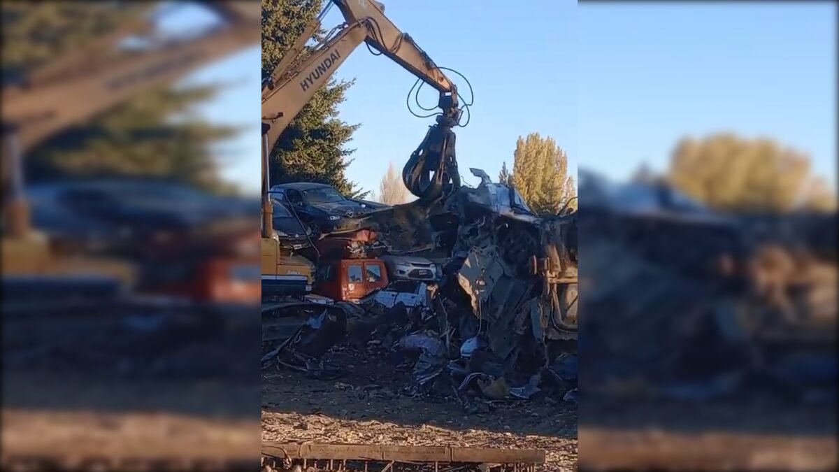 La Municipalidad compacta autos abandonados hace años en el playón del El Cóndor para liberar espacio