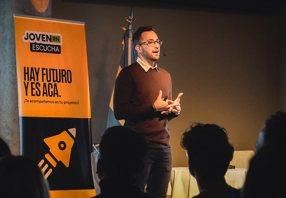 La provincia lanzó en Bariloche una capacitación gratuita en inteligencia artificial para jóvenes