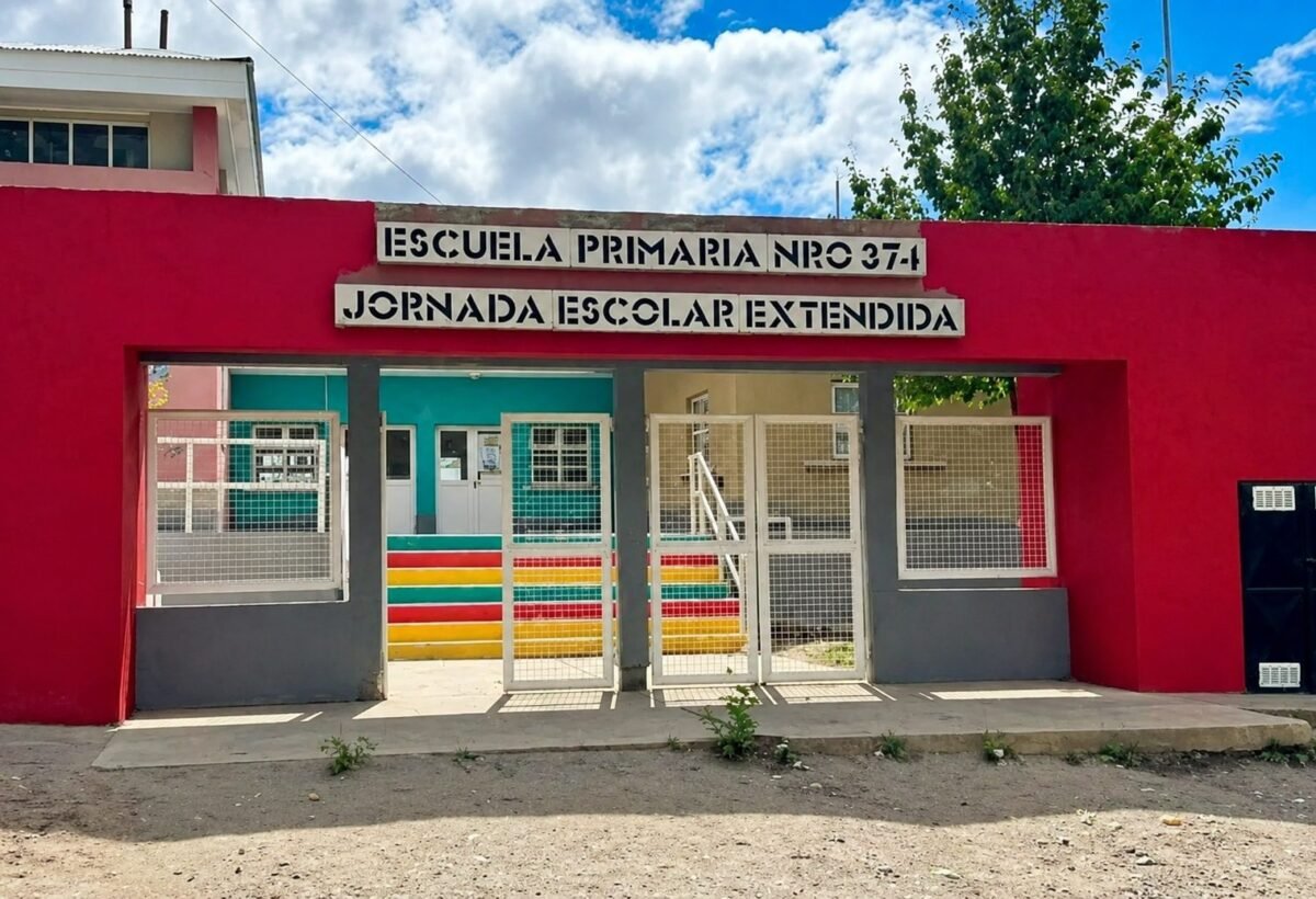 Madre de alumno agredió a portera de escuela con un celular y fue detenida