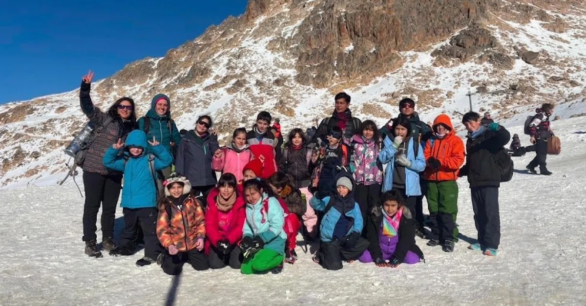 Más de 100 chicos de barrios de Bariloche comenzaron la temporada de esquí en el Cerro Catedral