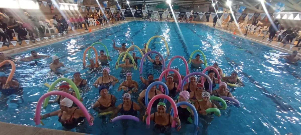 Más de 200 participantes celebraron el tercer aniversario de la pileta AMEC