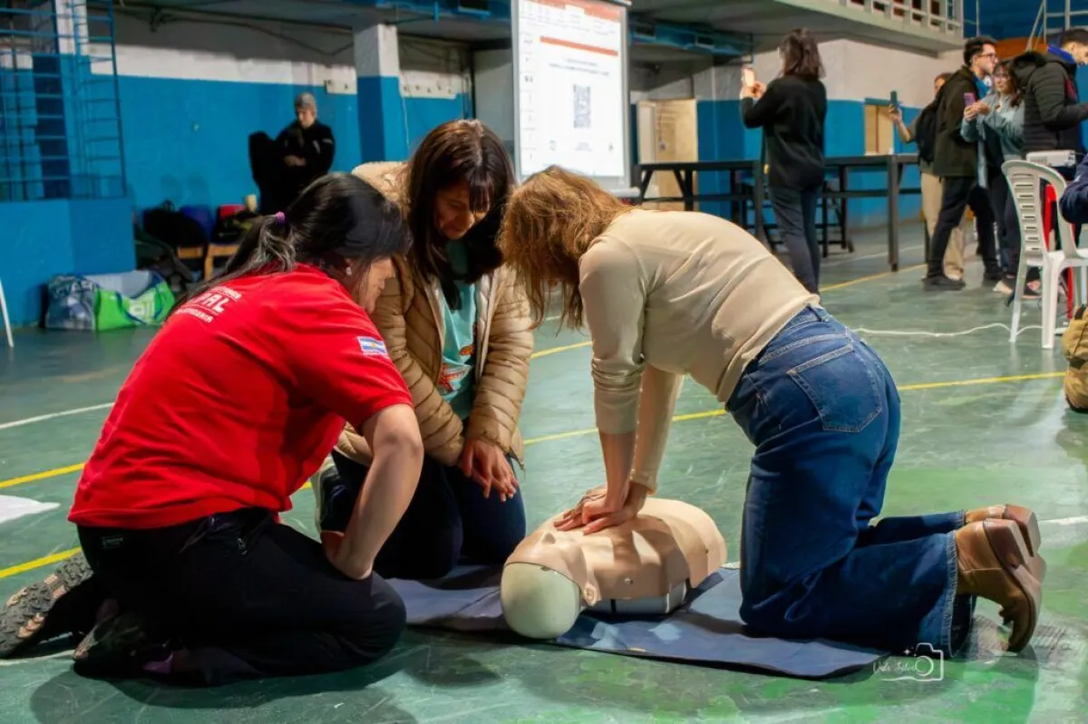 Más de 200 personas se capacitaron en RCP, DEA y primeros auxilios en Bariloche