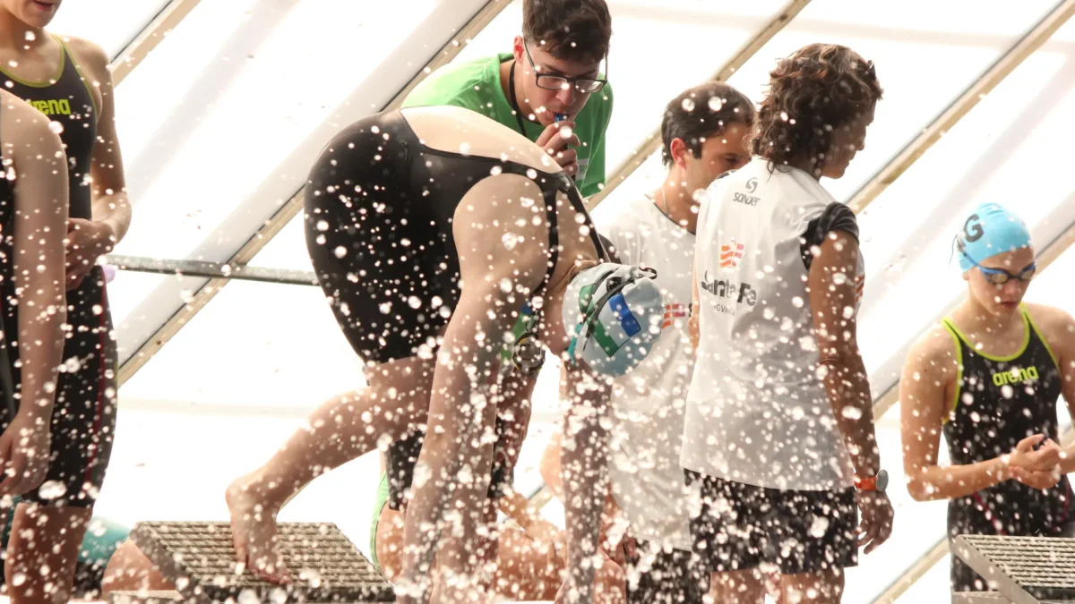 Más de 300 jóvenes nadadores compiten en el Campeonato Provincial que se desarrolla en Bariloche