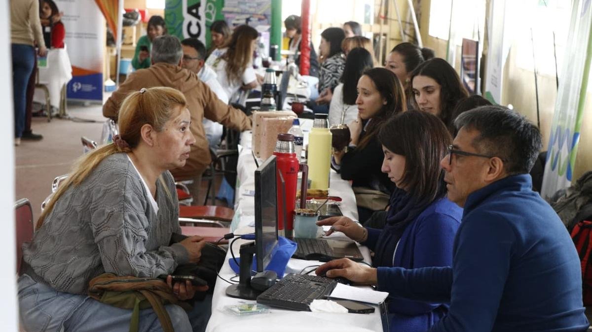 Más de 650 trámites en una sola jornada del Programa Cerca en el Oeste de Bariloche