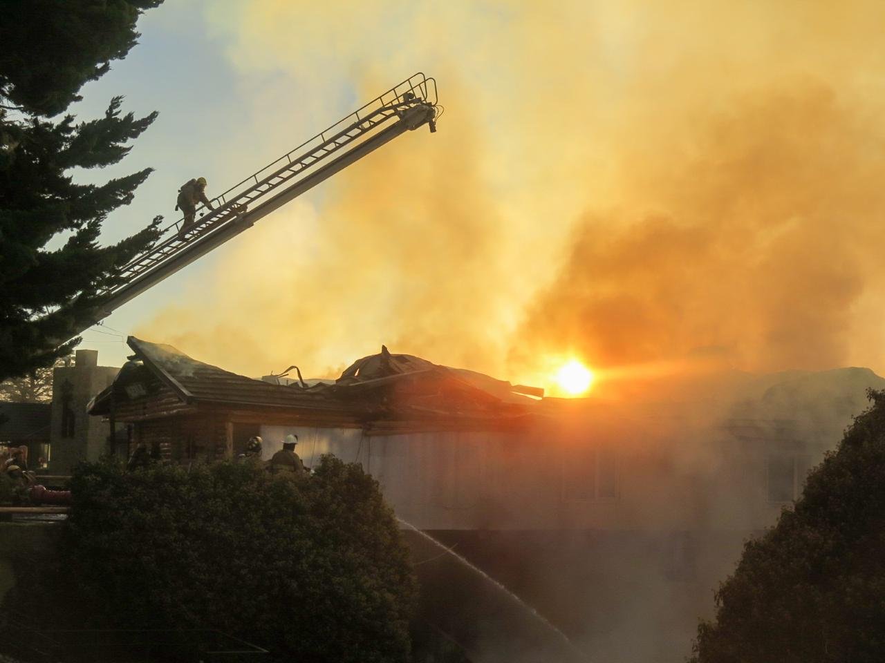 Más de 80 bomberos trabajaron 13 horas para controlar el incendio del Hotel Huemul