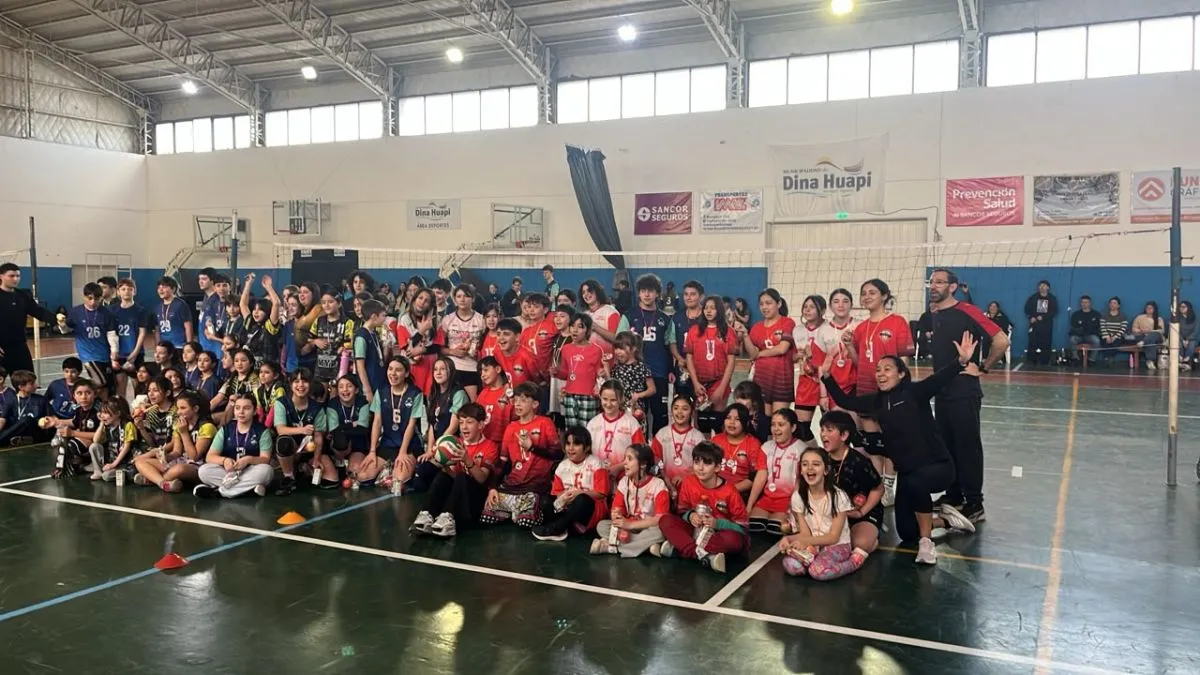 Más de 80 chicos participaron de un encuentro de Mini Vóley en Dina Huapi