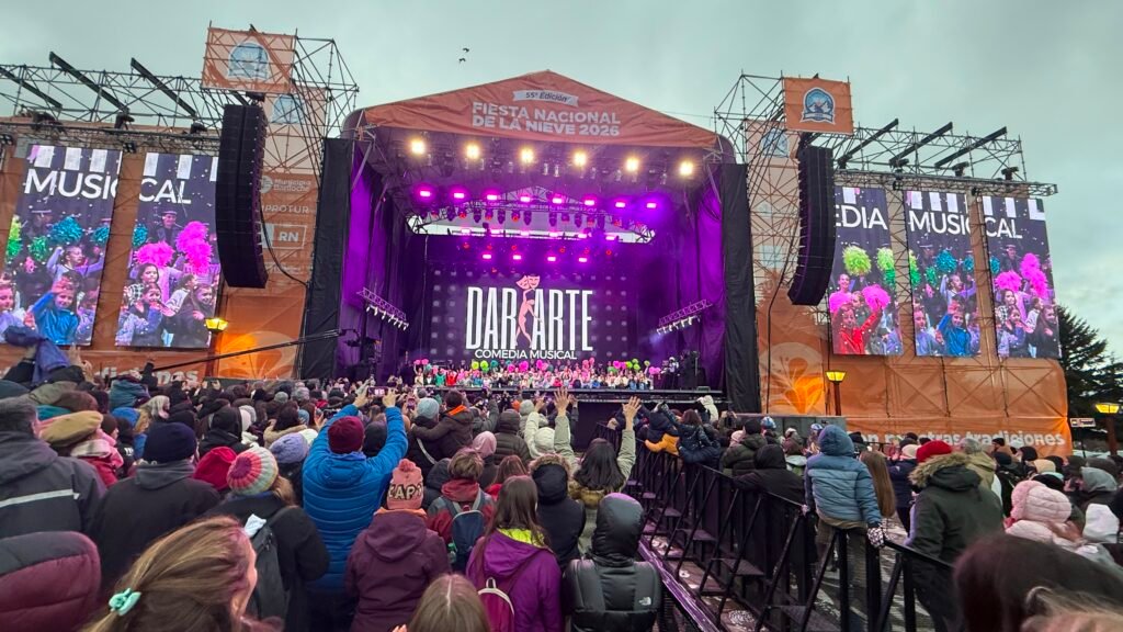 Más de cinco horas de música, danza y folklore: artistas locales abrieron la 55ª Fiesta Nacional de la Nieve