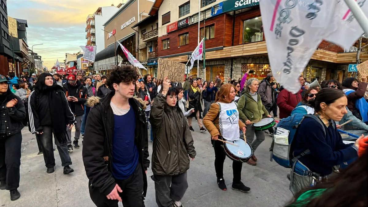 Miles de barilochenses marcharon en defensa de la universidad pública