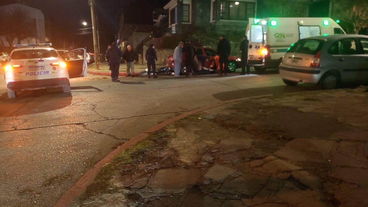 Motociclista se fracturó tibia y peroné tras colisionar con una camioneta en pleno centro