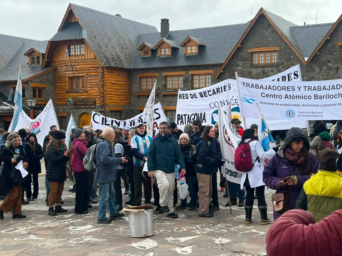 Movilización en defensa de la ciencia y la universidad pública en plena Fiesta de la Nieve