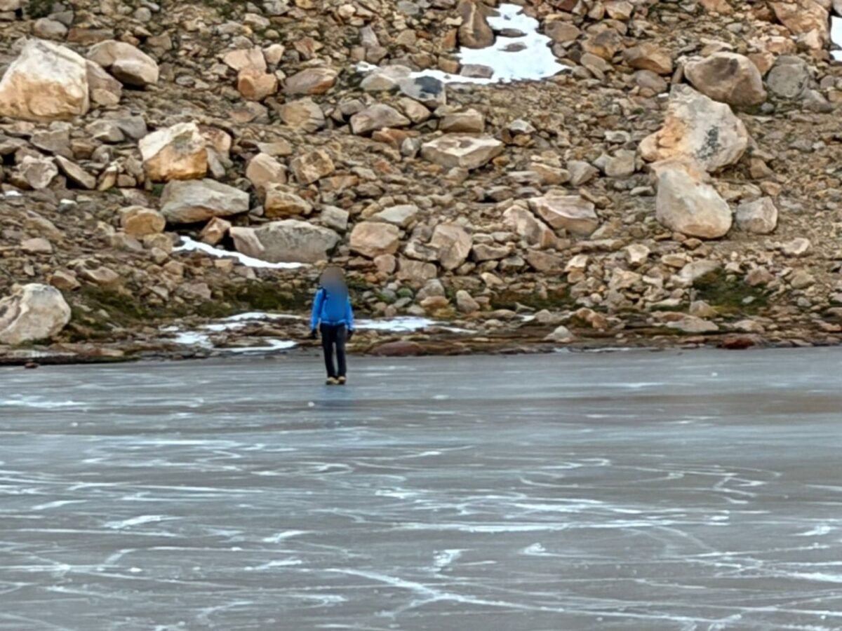 Multaron a turistas que patinaron sobre la laguna Toncek congelada en el refugio Frey