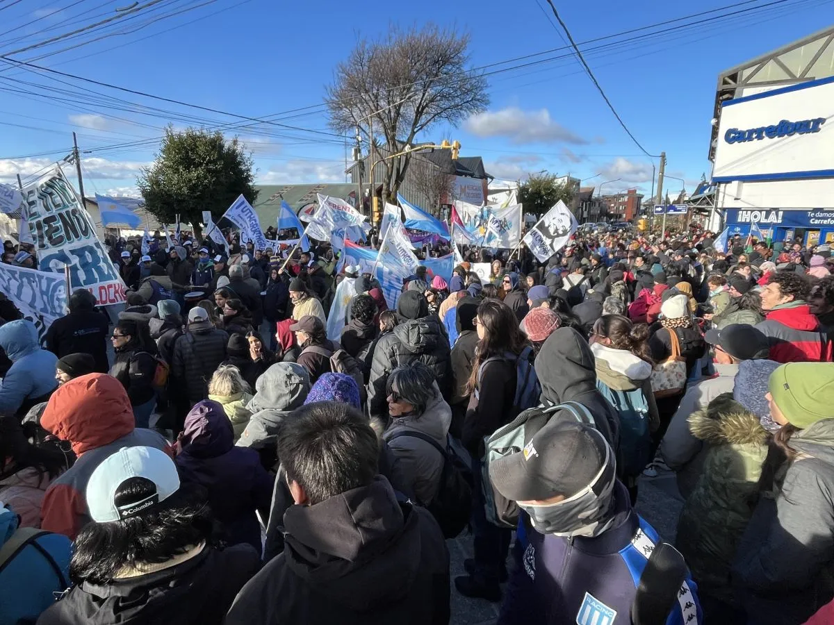 Multitudinaria marcha en Bariloche en defensa de las tierras y los recursos naturales