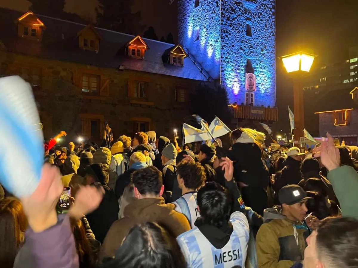 Multitudinario festejo en el Centro Cívico tras la agónica clasificación de Argentina a octavos de final