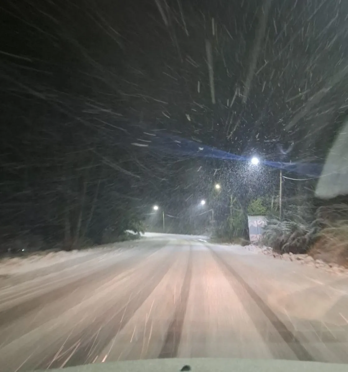 Nieve, aguanieve y calzadas resbaladizas en Bariloche: Protección Civil pide extrema precaución