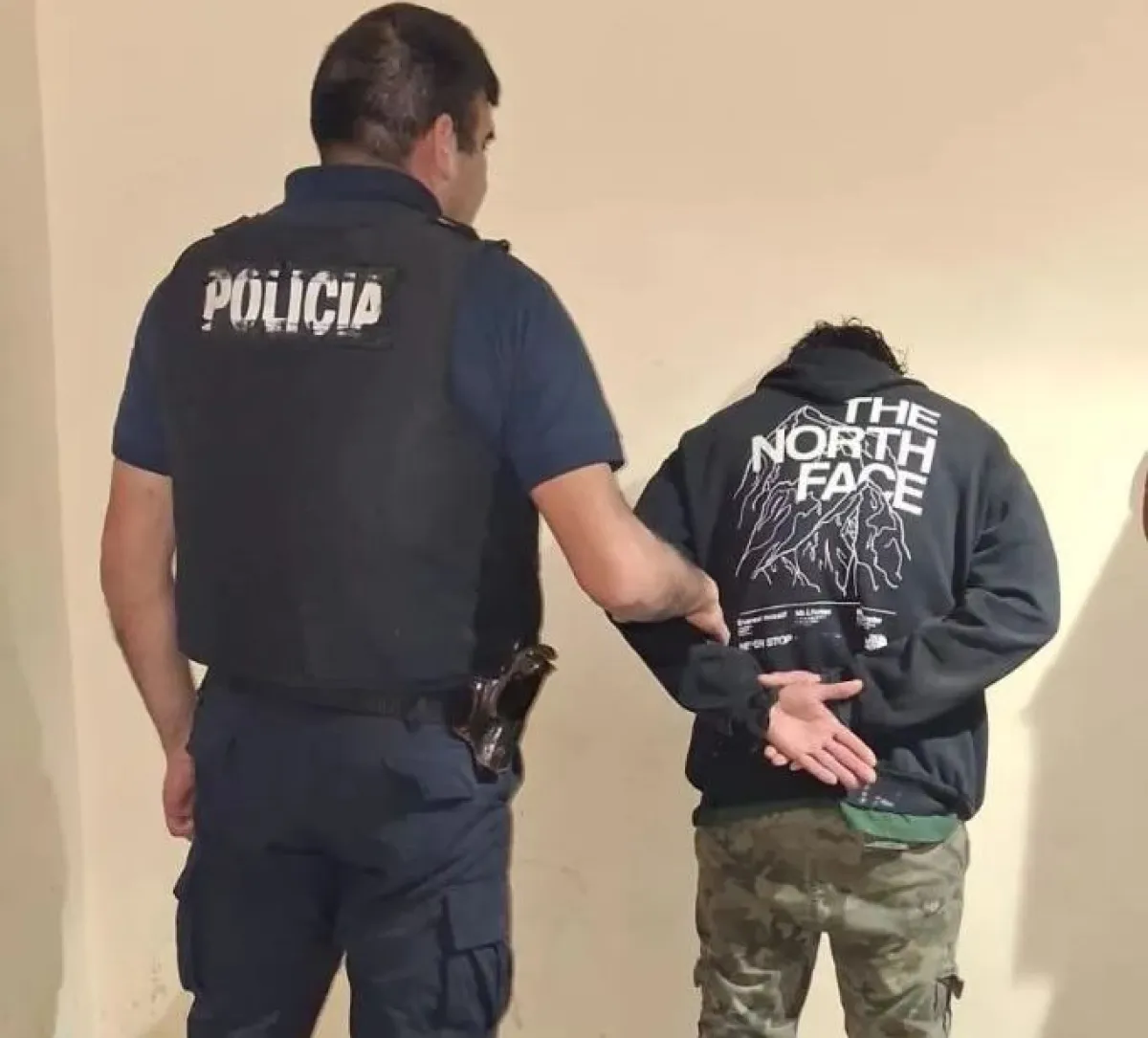 Noche violenta en el Alto: cuatro detenidos por ataques a policías y daños a un patrullero