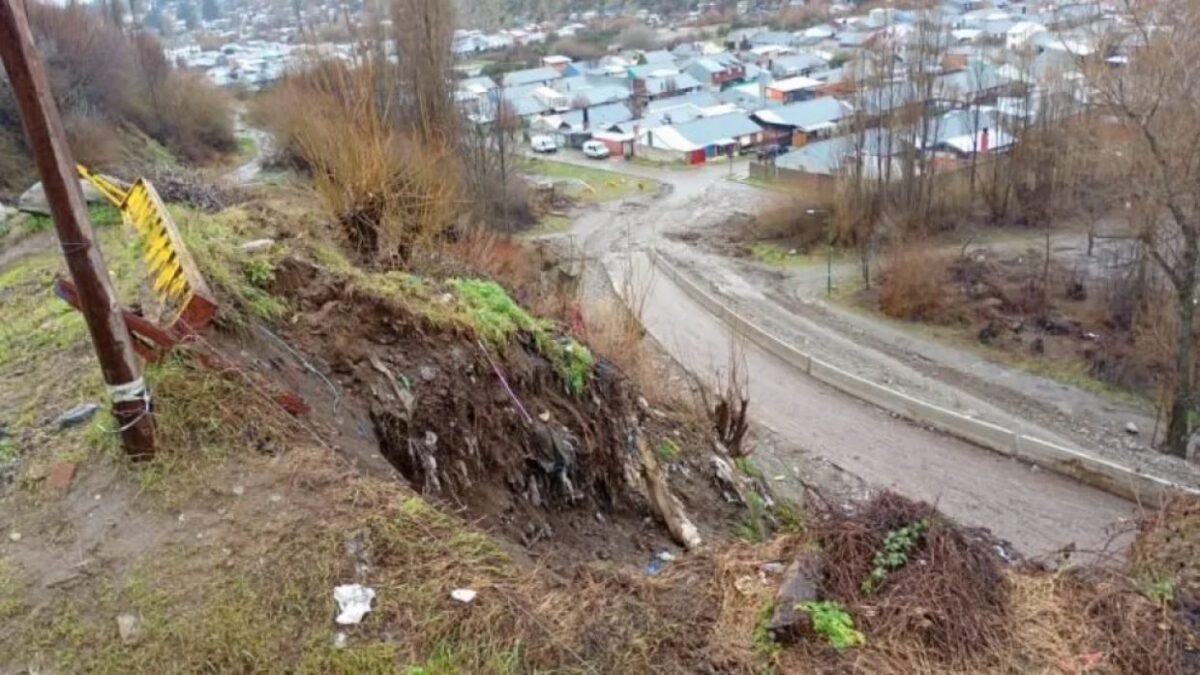 Nuevo derrumbe en la Barda del Ñireco: vecinos del Lera exigen frenar la obra de pavimentación
