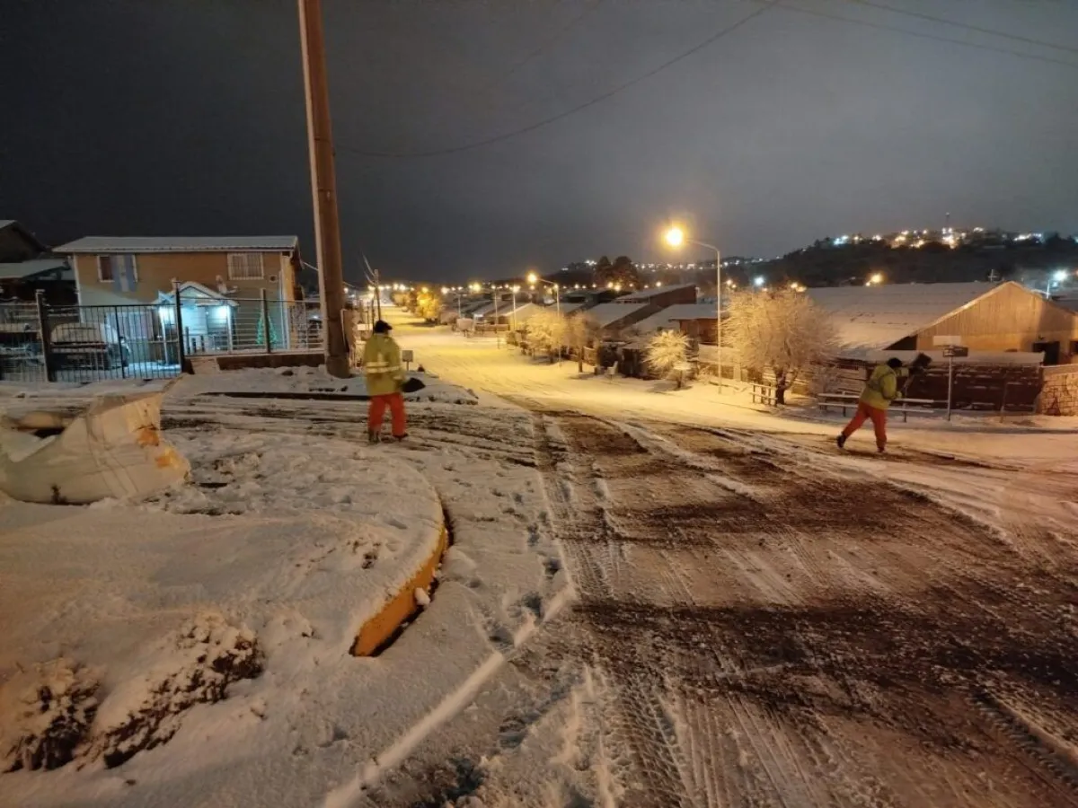 Operativo municipal en toda la ciudad: cuadrillas trabajan con arena, sal y maquinaria por las nevadas