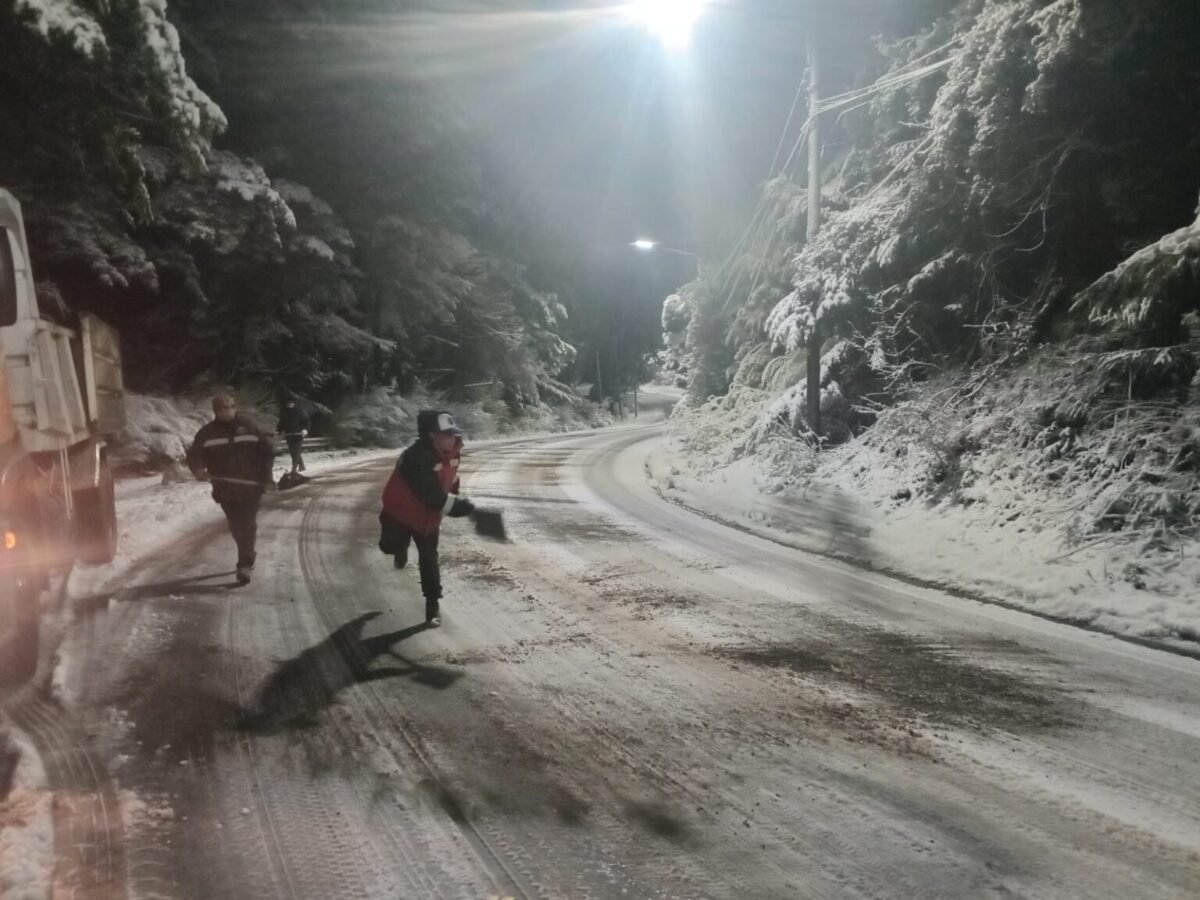 Operativo municipal en toda la ciudad por presencia de hielo en las calles