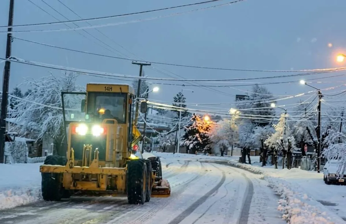 Operativo municipal por la nieve: cuadrillas trabajan desde la madrugada en toda la ciudad