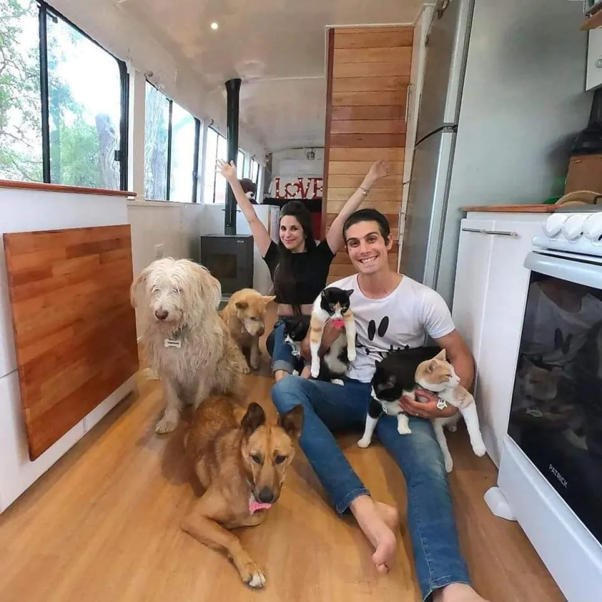 Pareja del proyecto Pericos Viajeros quedó varada en Bariloche tras explotar el motor de su casa rodante