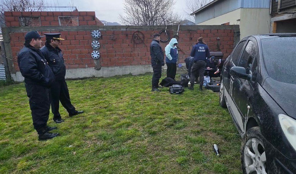 Persecución desde Llao Llao hasta el barrio Dos de Abril terminó con dos detenidos por robos