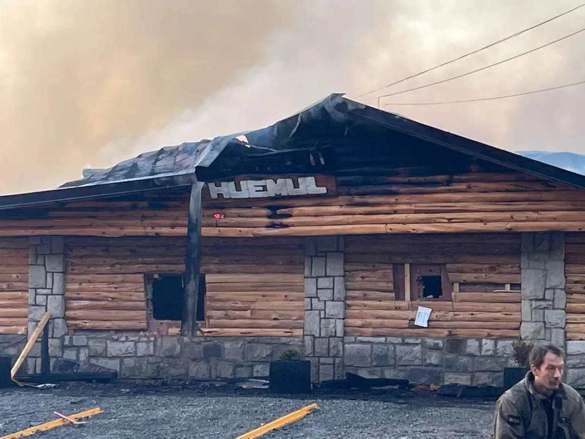 Protección Ciudadana advierte que es prematuro evaluar daños en el Hotel Huemul tras el incendio