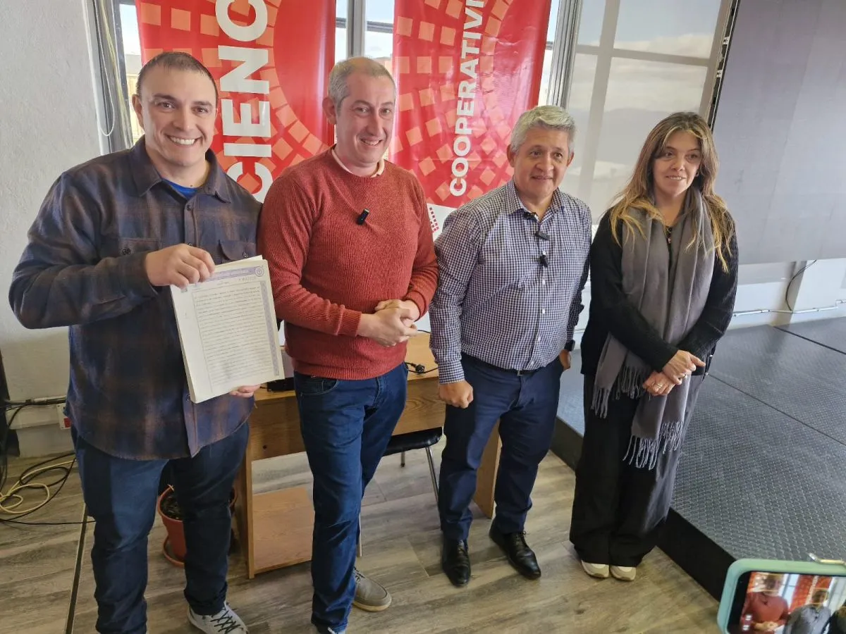 Quimey Ruca firmó la escritura declarativa de 351 lotes tras 17 años de trabajo cooperativo
