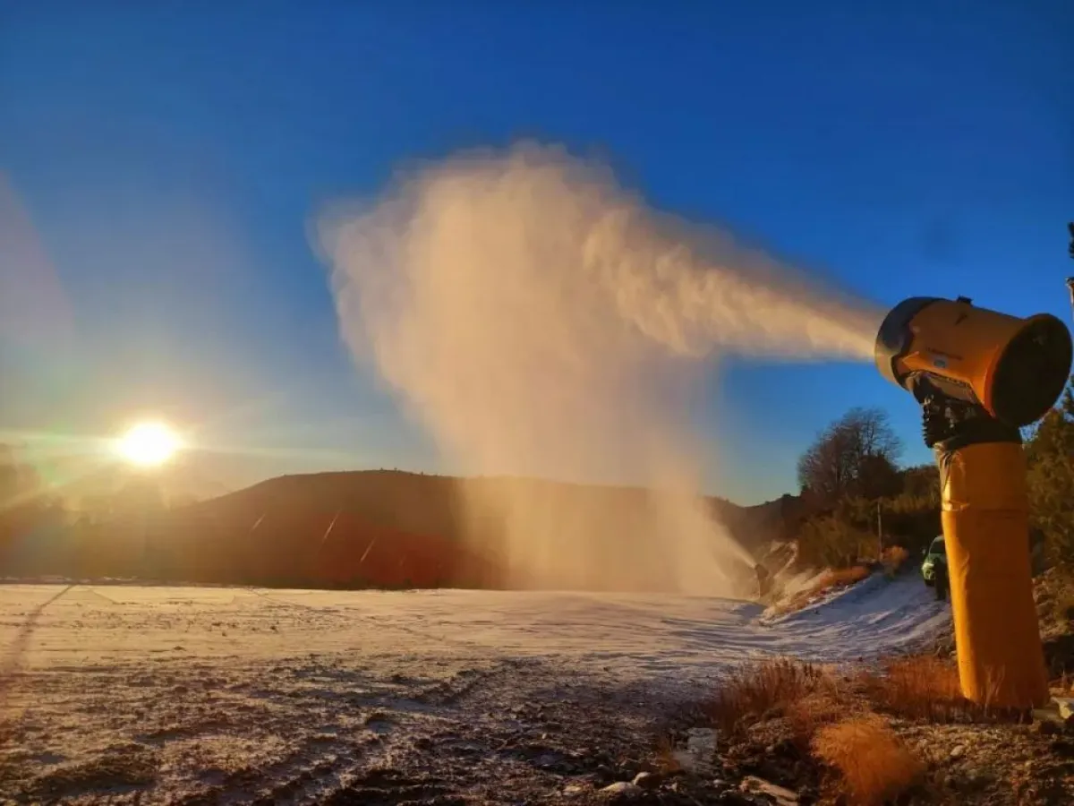 Reactivan los cañones de nieve en Cerro Catedral por las bajas temperaturas