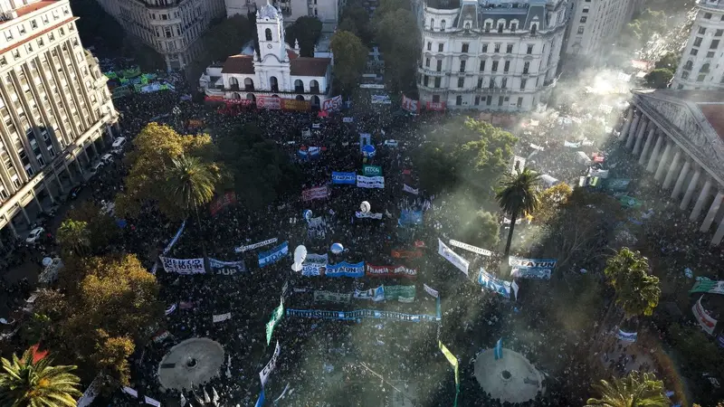 Rectores, docentes y estudiantes marcharon contra el ajuste universitario y pidieron a la Corte que obligue a Milei a cumplir la ley