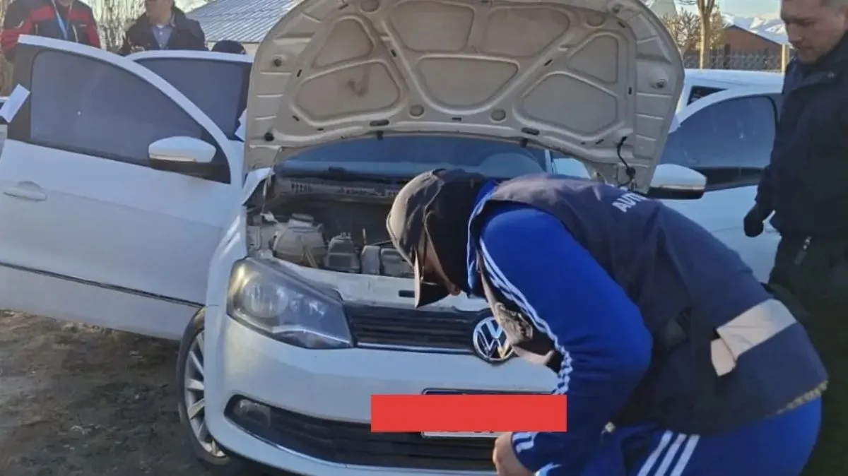 Recuperaron en Bariloche un auto robado al Ministerio de Ciudadanía de Neuquén y detuvieron a un hombre por robos