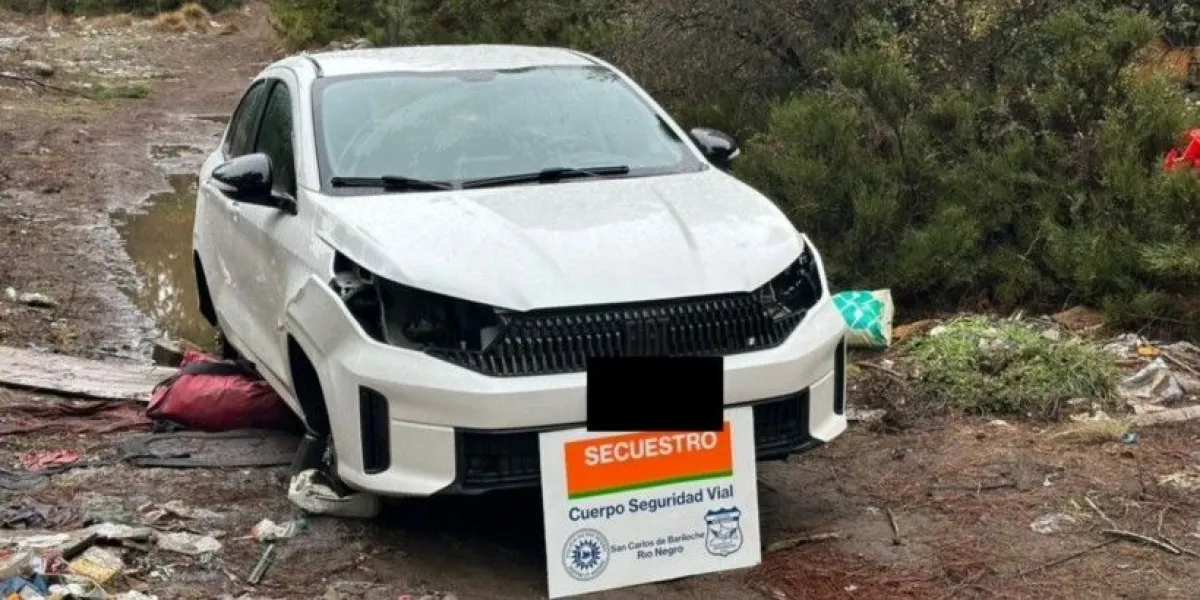 Recuperaron un auto de alquiler robado cerca del aeropuerto: le habían sacado ruedas y faros