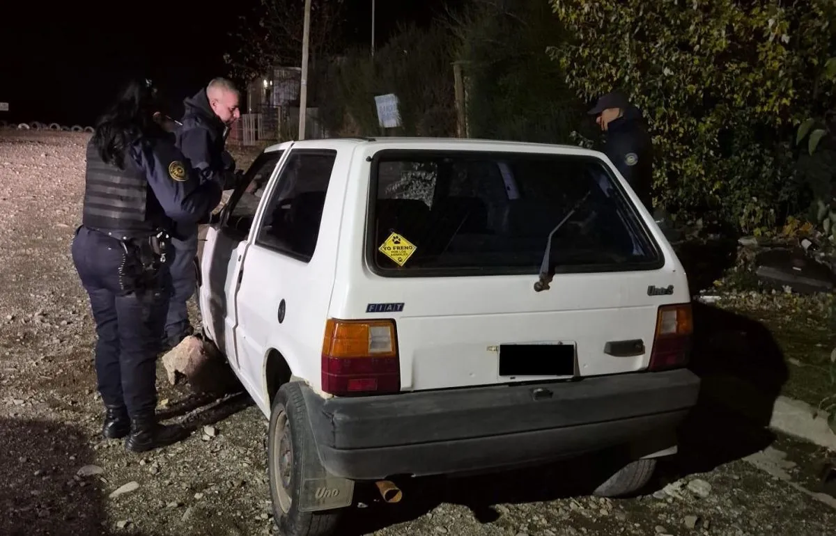 Recuperaron un Fiat Uno robado mientras dos personas lo desarmaban en la calle