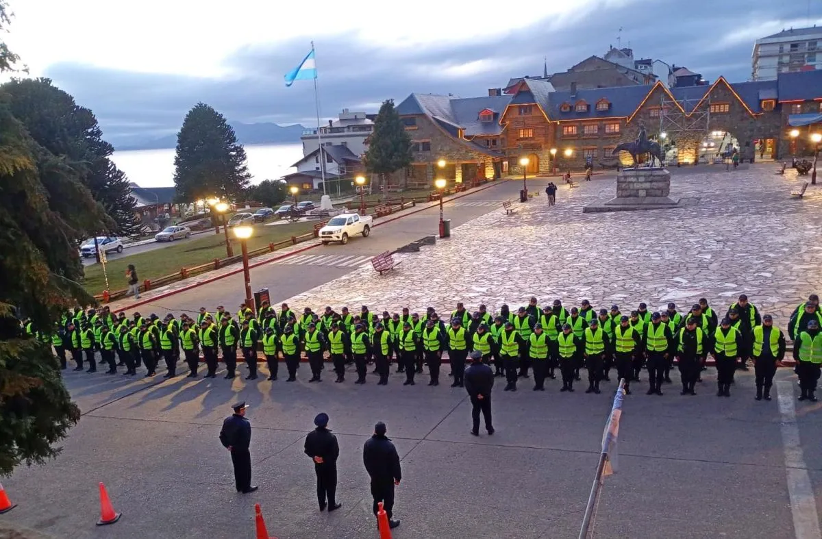 Refuerzo policial en la Cordillera: 150 efectivos para la temporada invernal en Bariloche y El Bolsón
