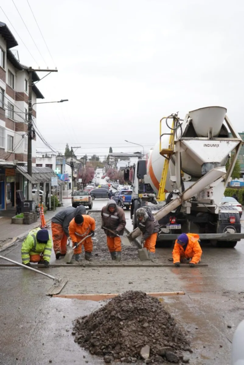 Repararon un tramo de calle Elflein con 15 metros cúbicos de hormigón de alta resistencia