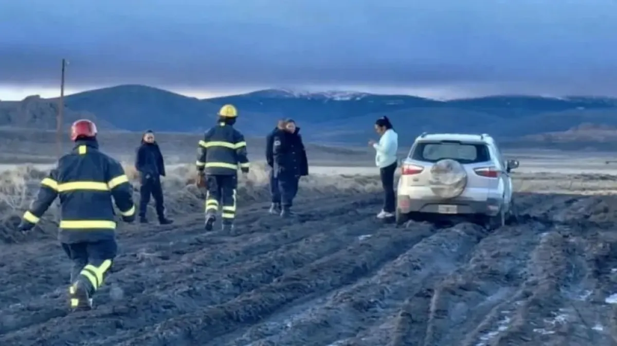 Rescataron a una conductora que quedó varada en el barro sobre la Ruta Provincial S1