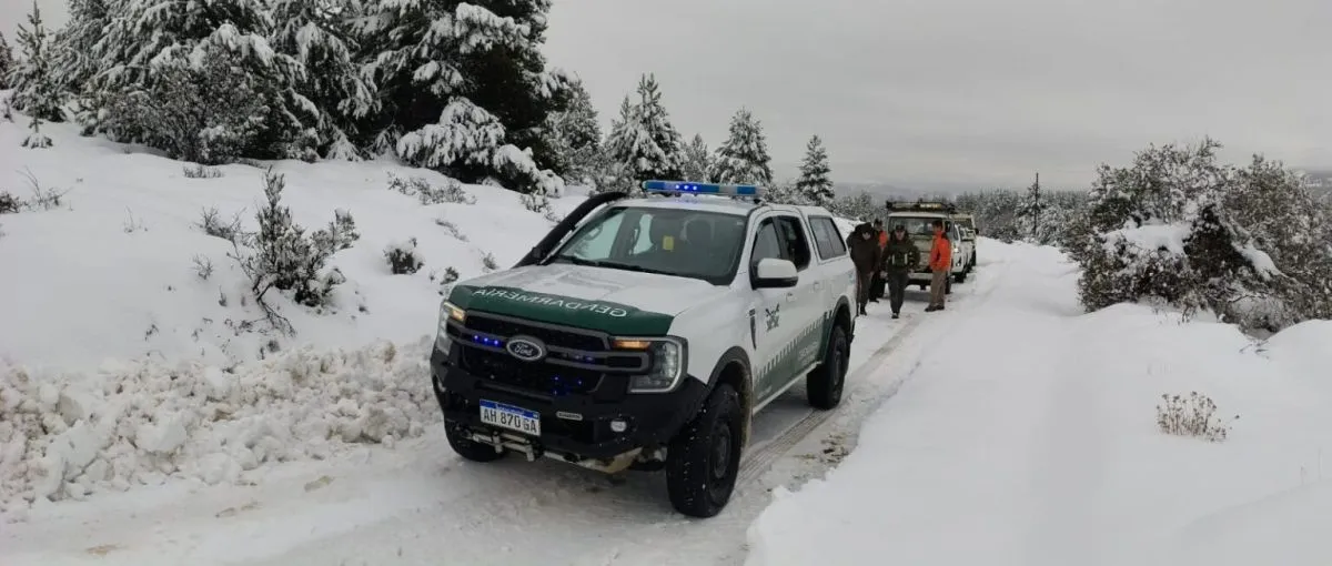 Rescataron a una familia con adultos mayores y una niña aislada por la nieve en Arroyo La Botella