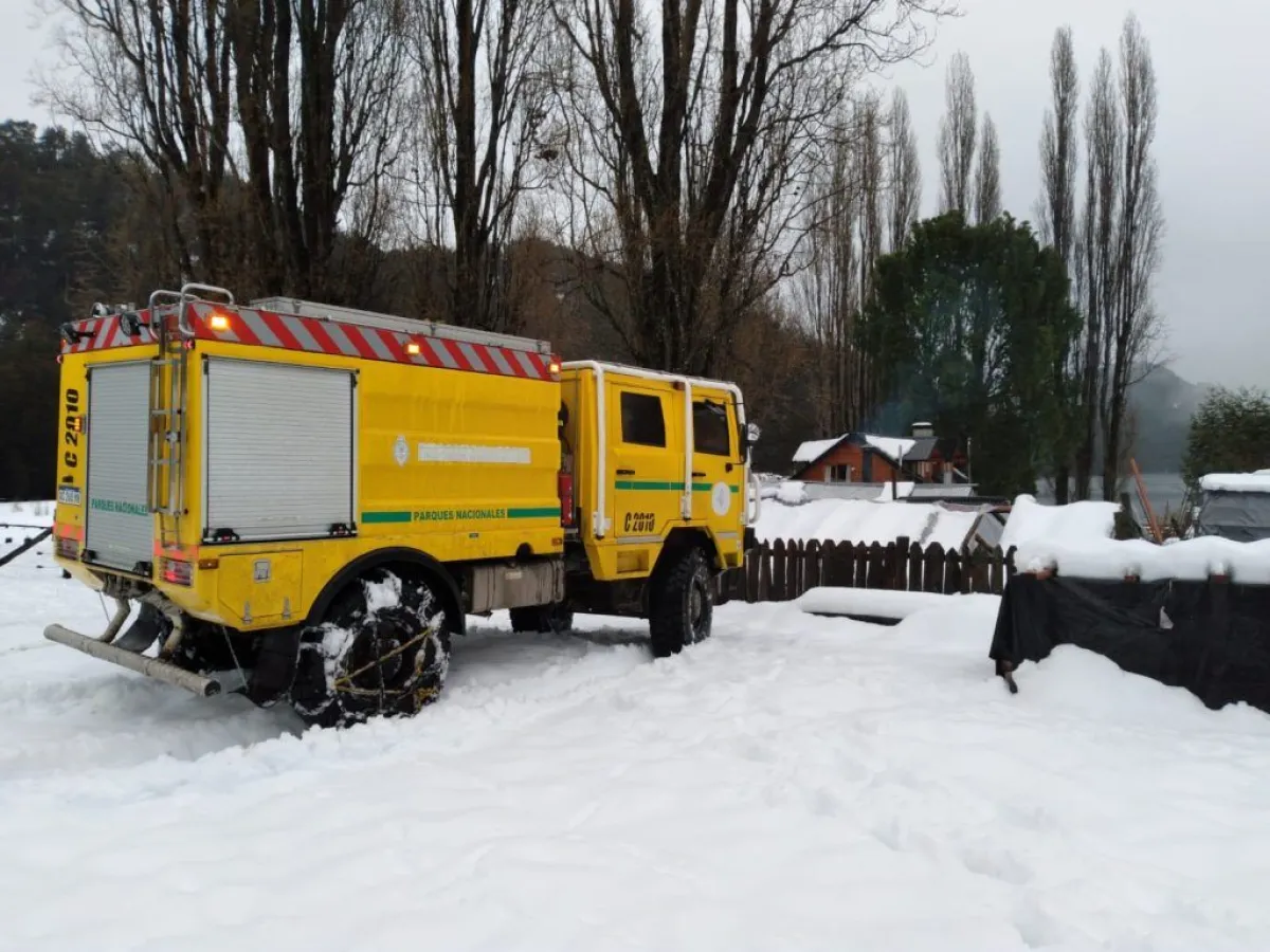 Rescataron a una familia de adultos mayores aislada por la nieve en Lago Espejo Chico