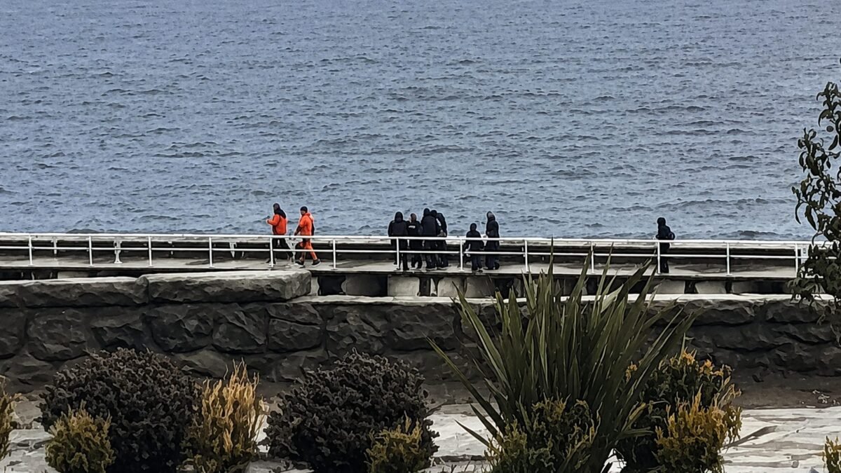 Rescataron a una persona en la escollera del Puerto San Carlos en medio del temporal
