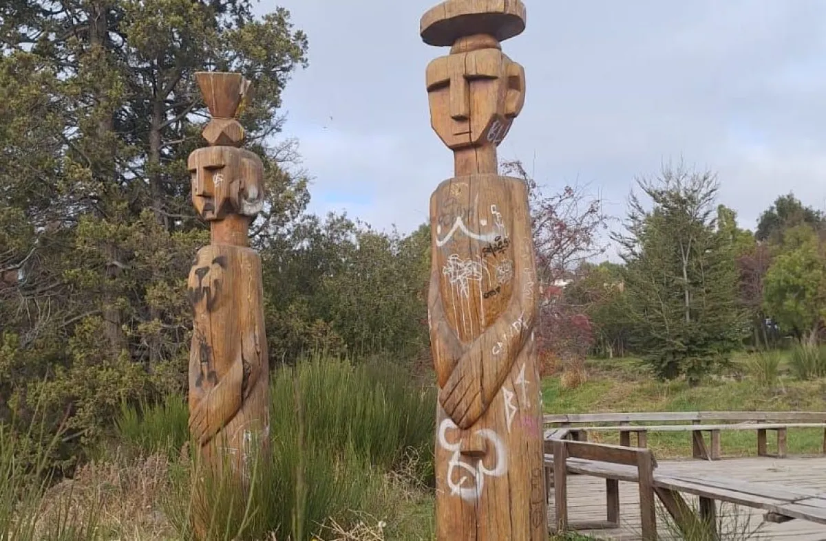 Restaurarán los chemamulles del artista chileno Bernardo Oyarzún en Bariloche