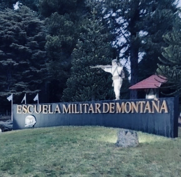 Retiraron el nombre de Perón de la Escuela Militar de Montaña en Bariloche
