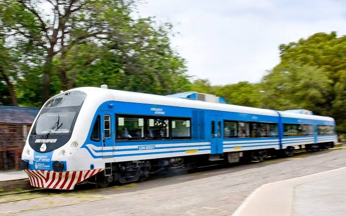 Río Negro firmó el convenio para operar el Tren del Valle y planea extenderlo hasta Chichinales