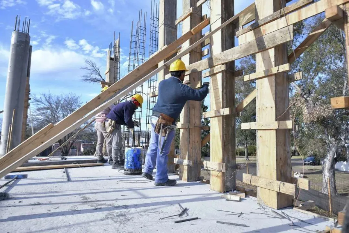 Río Negro lidera el país en crecimiento del empleo en la construcción con un 31,8%